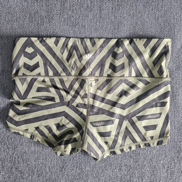 Vintage Lululemon Shorts, Practically New! Size 0-2 Green & Black - Picture 3 of 6
